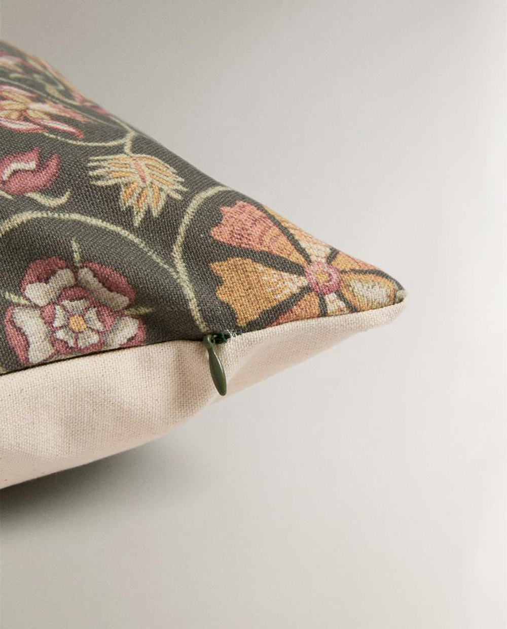 ZARA HOME НАВОЛОЧКА ДЛЯ ДЕКОРАТИВНОЙ ПОДУШКИ С ВЫШИВКОЙ, ЗЕЛЕНЫЙ