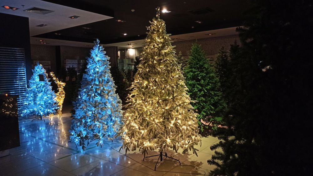 Заснеженная ель с гирляндой «Форесто» теплый свет (Литая+пвх) 210 см / 2,1 м