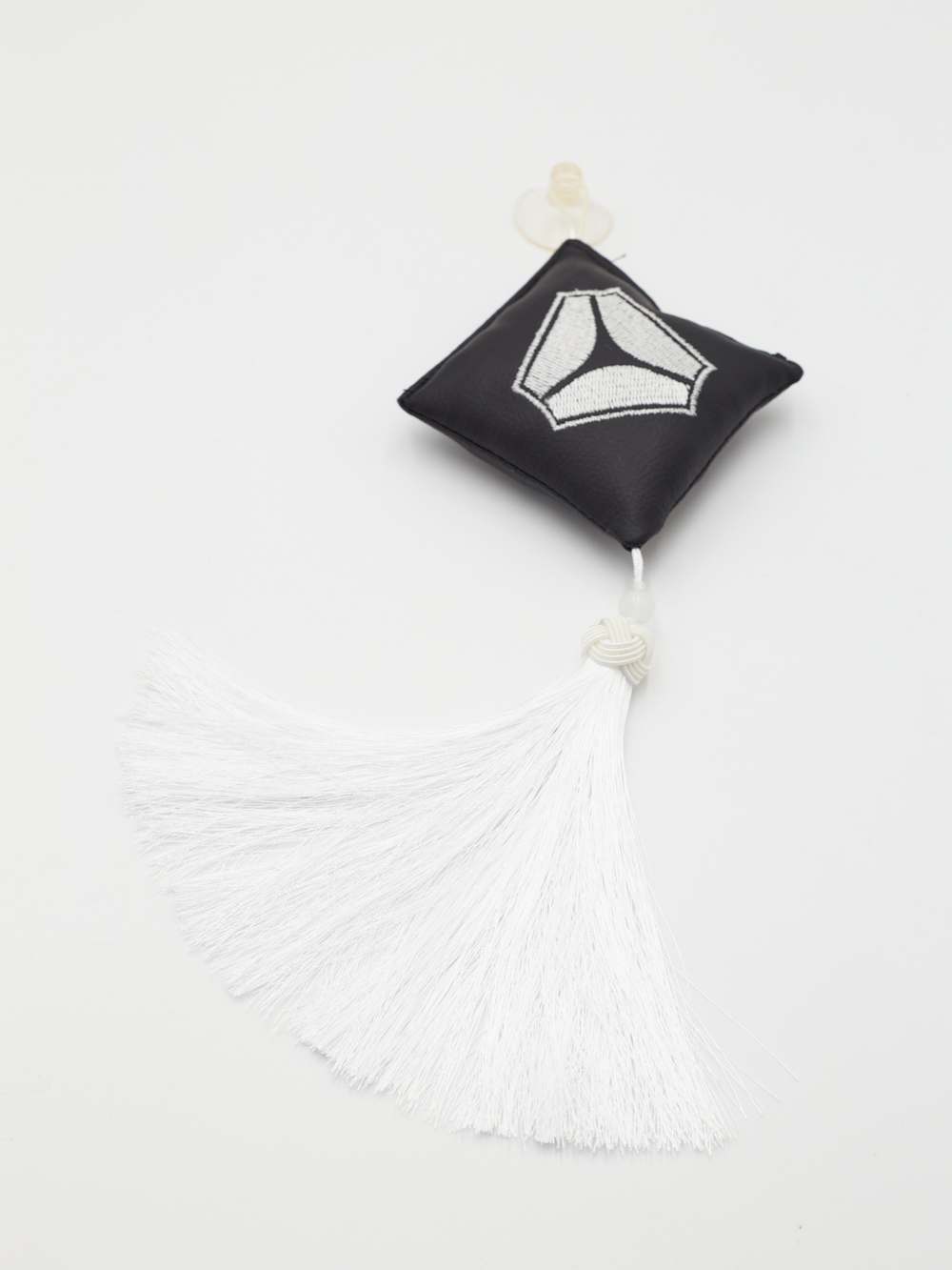 Ромб объемный на присоске SITRAK (экокожа, черный, белая вышивка, кисть)