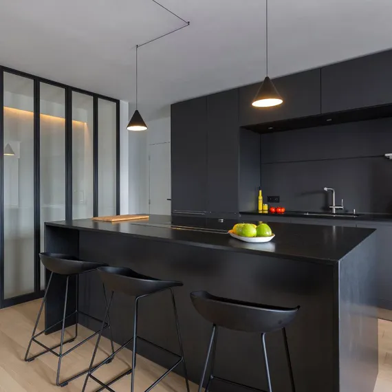 Полубарный стул Noel черный с черными ножками