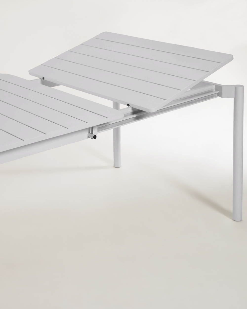Раздвижной уличный стол Zaltana из алюминия светло-серого цвета, 180 (240) x 100