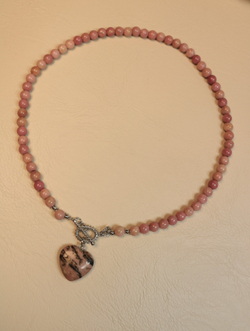 Колье из родонита «Сердце принятия»