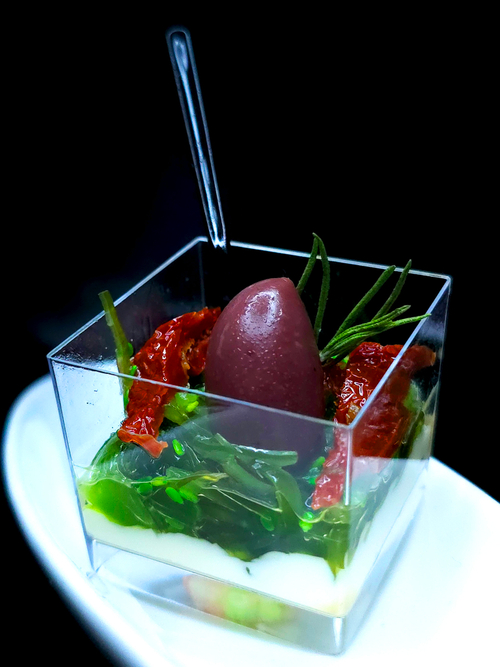 Водоросли чукка с лимонным соусом, вяленными томатами и большой розовой оливкой