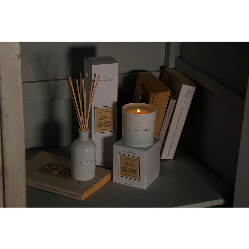 Свеча ароматическая The Olphactory, White Insignia, Musk Silhouette, 60 ч
