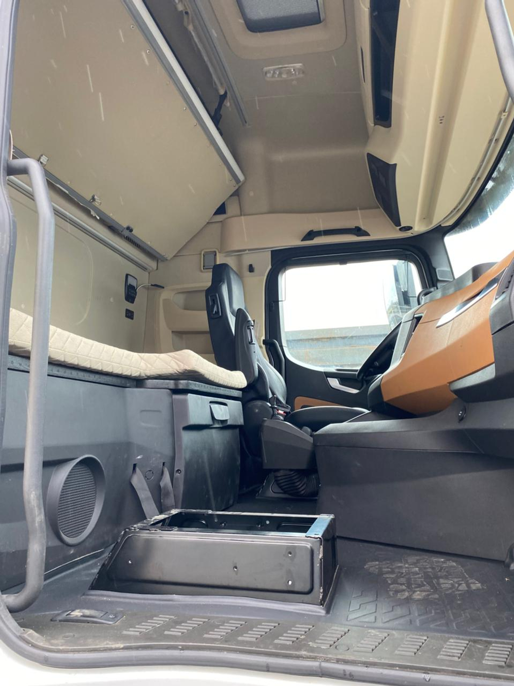 Shacman (Shaanxi) SX* 4x2 Седельный тягач SX4188YY381 (Дизельный, 12,5 л, 473 л.с., АТ)