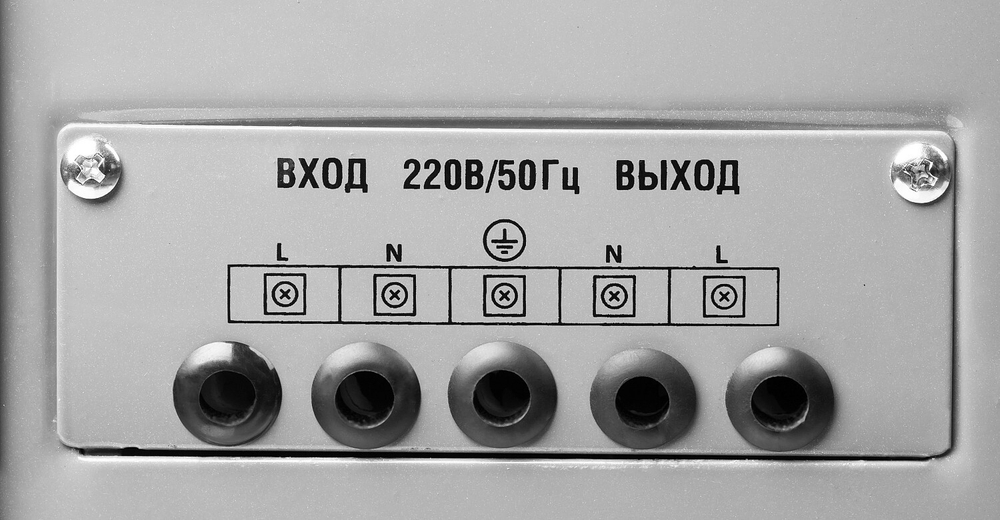 ЗУБР АС 10000 профессиональный стабилизатор напряжения 10000 ВА, 140-260 В, 8%