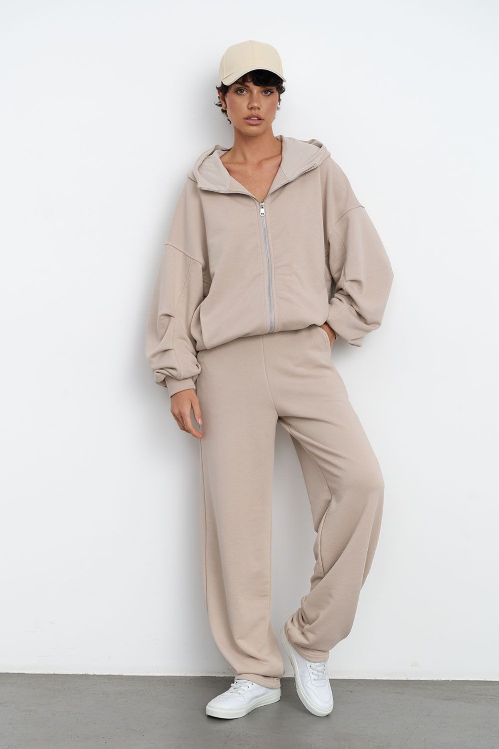 Худи на молнии с защипами на рукавах серо-бежевого цвета