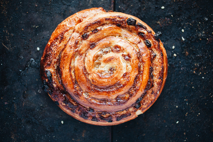 Улитка с корицей и изюмом, 100 г