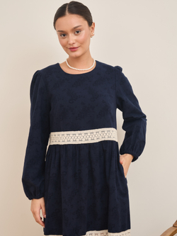 Платье с кружевными вставками