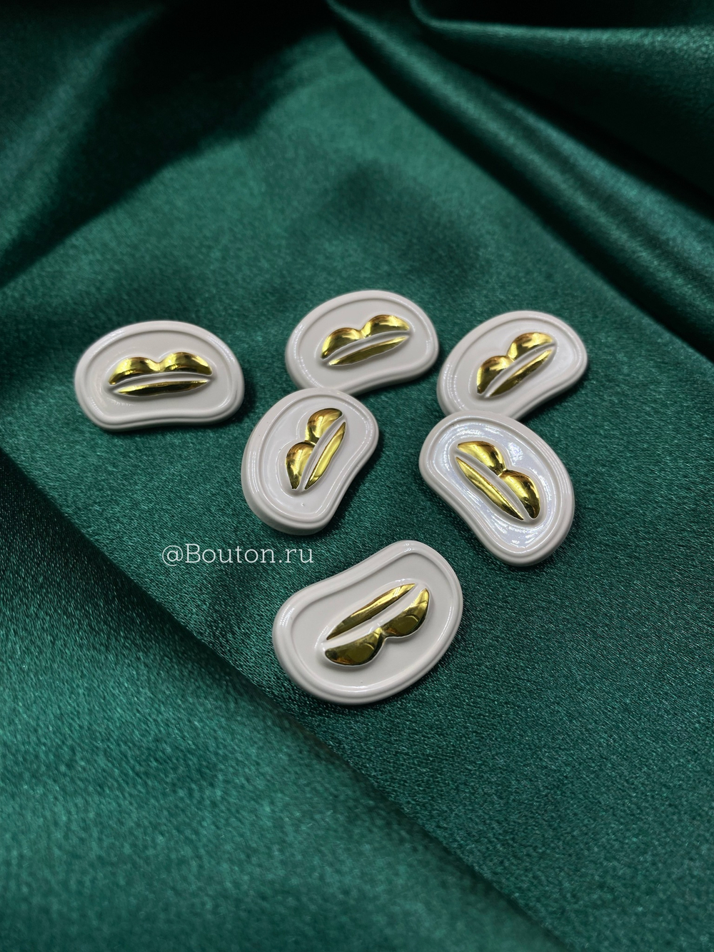 Пуговицы Скиапар. глянцевая золотистая "Губы" кремово-бежевая эмаль