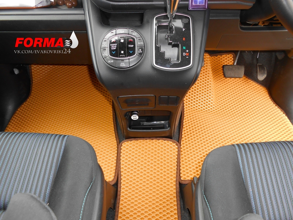 Toyota Voxy 3 поколение R80 (01.2014 - 06.2017-н.в.) комплектация с проходом