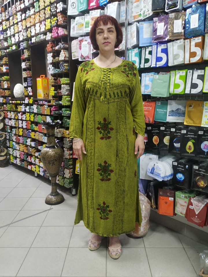 Платье с рукавом на шнуровке с вышивкой цвет желто-серый