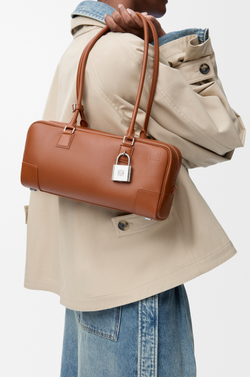 Loewe Укороченная сумка Amazona 31 из блестящей телячьей кожи, светло-коричневый