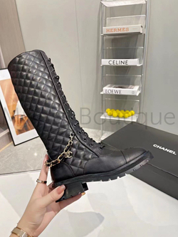 Кожаные стеганые высокие сапоги на шнуровке Chanel (Шанель) с цепочкой