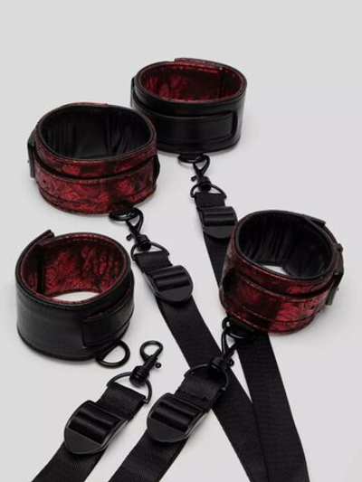 Изысканный набор фиксаций на кровати Reversible Under Mattress Restraint Set (Цвет: красный с черным)