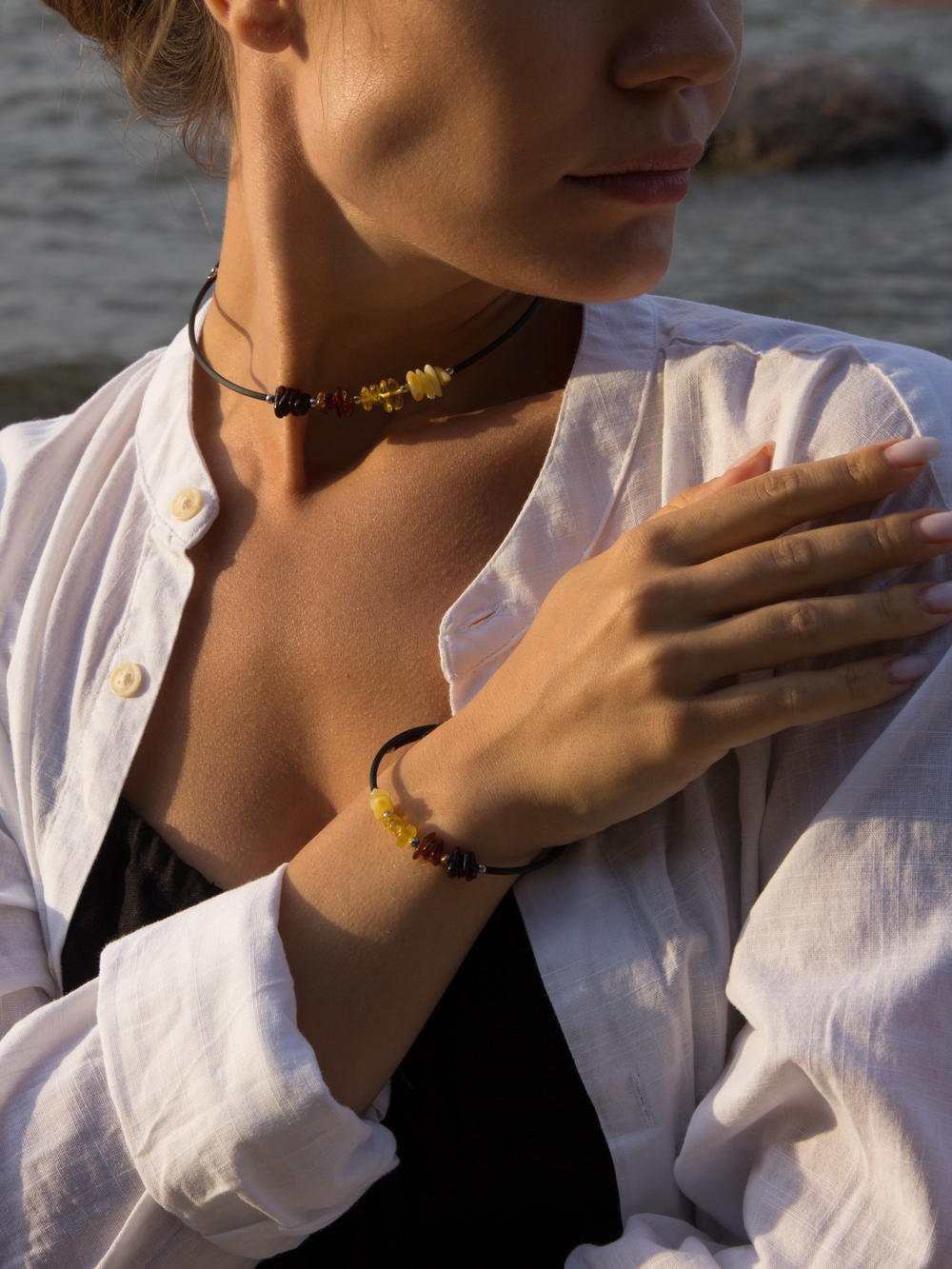 Комплект из чокера и браслета. Натуральный цельный янтарь