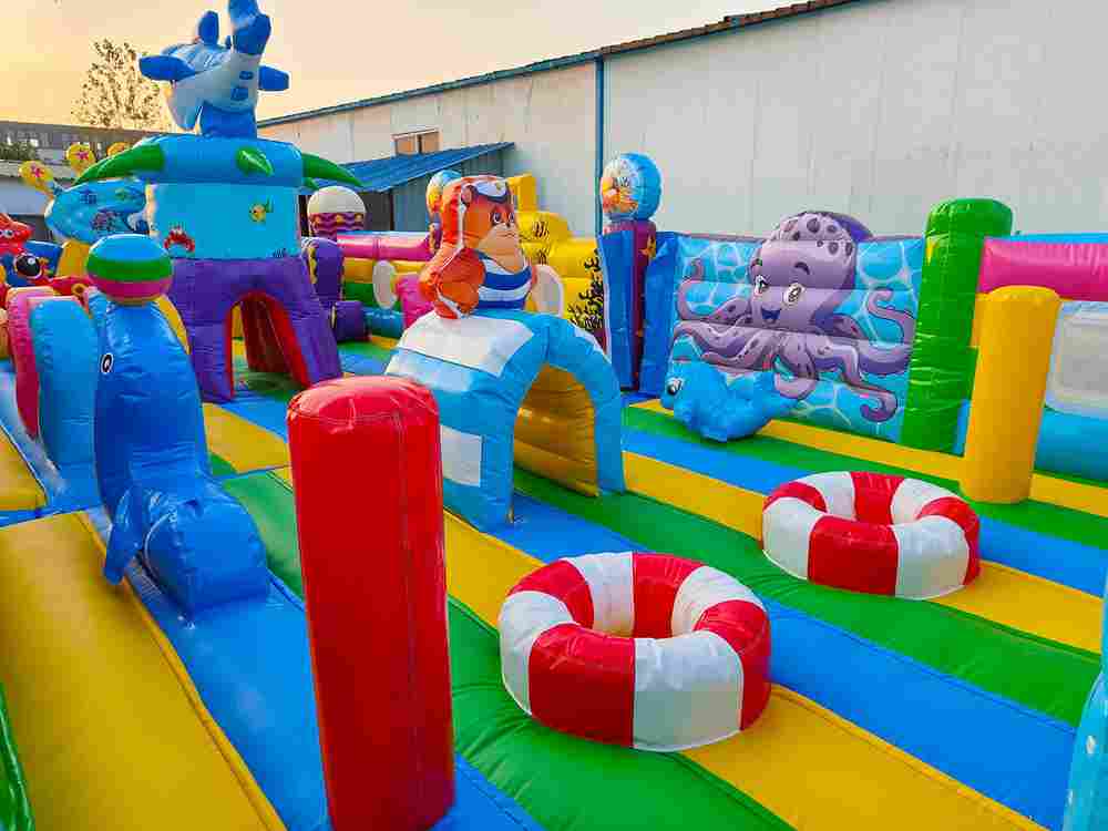 Коммерческий надувной батут без горки «В гостях у моря» 12*6*3,5 м.