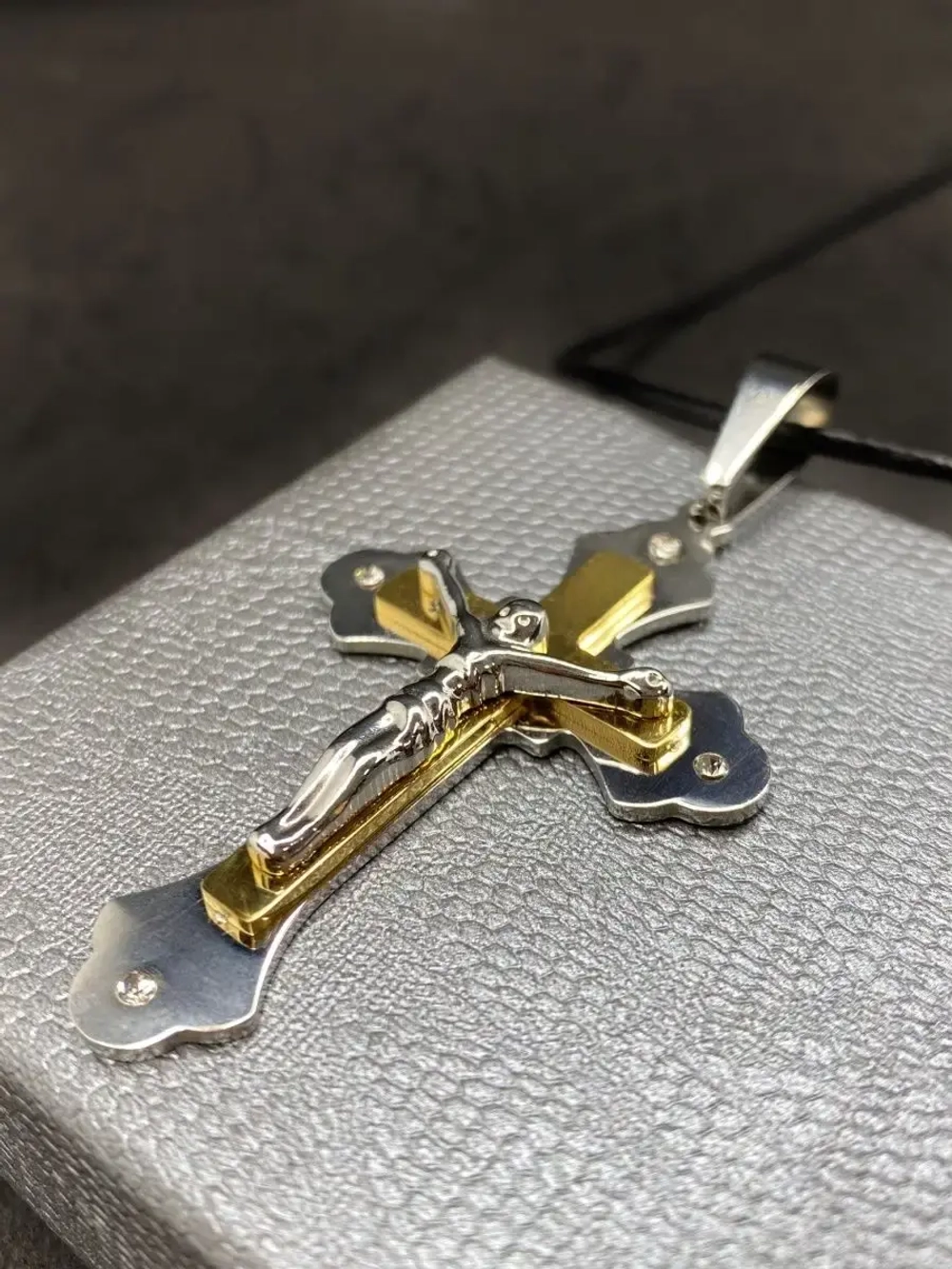 Крупный массивный крест из нержавеющей стали