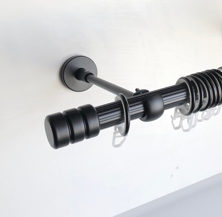 Карниз кованый рифленый для штор Цилиндр-II d20 однорядный, цвет черный матовый