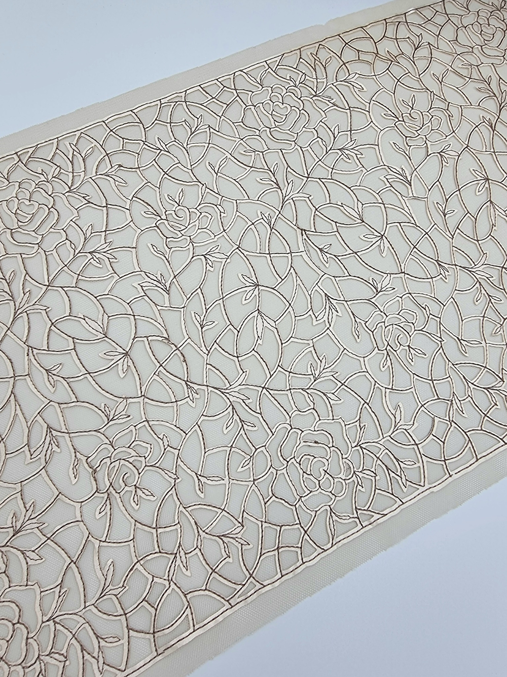 Вышивка на сетке бежевая атласная К696