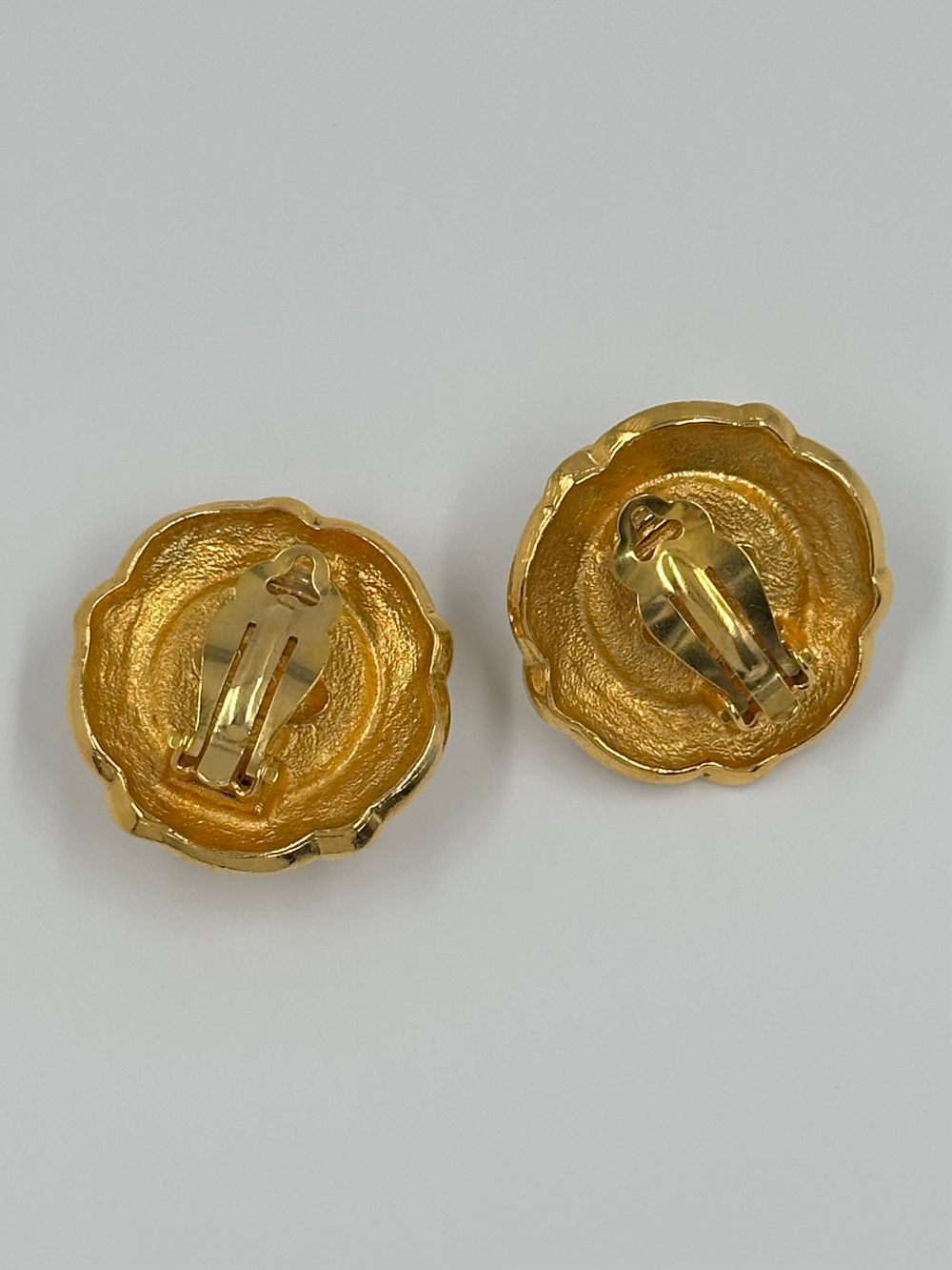 Клипсы с «жемчугом» Chanel