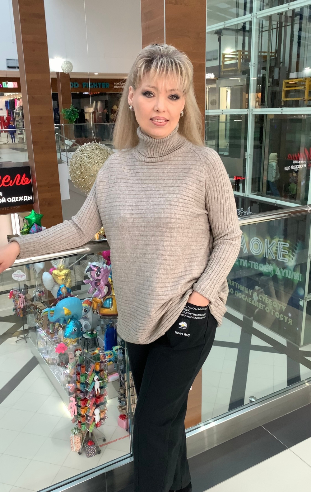 Черные брюки с кармашками на  резинке