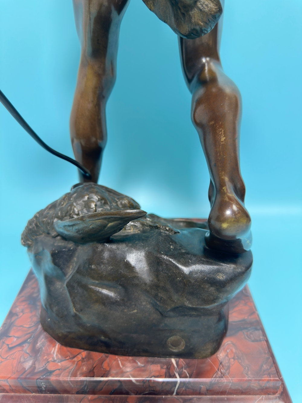 Скульптурная композиция «Охотник с луком»