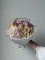 Букет из гортензии, хризантемы, диантусов, маттиолы и кустовых пионовидных роз