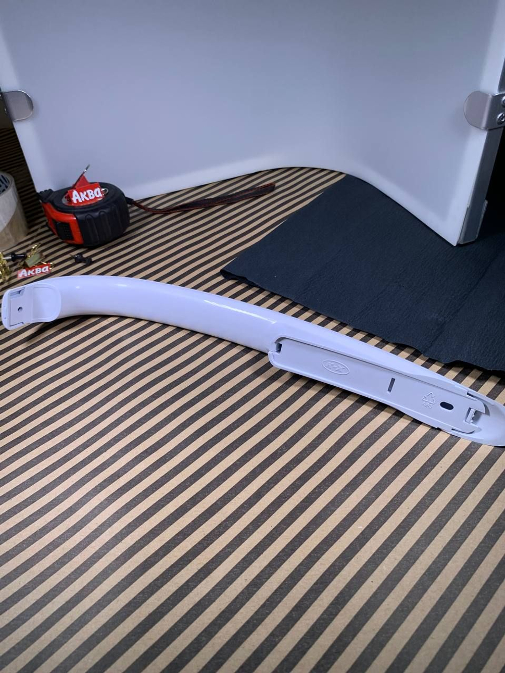 Ручка для холодильника Атлант 1704 верхняя 331603304500 + накладка 331603304600