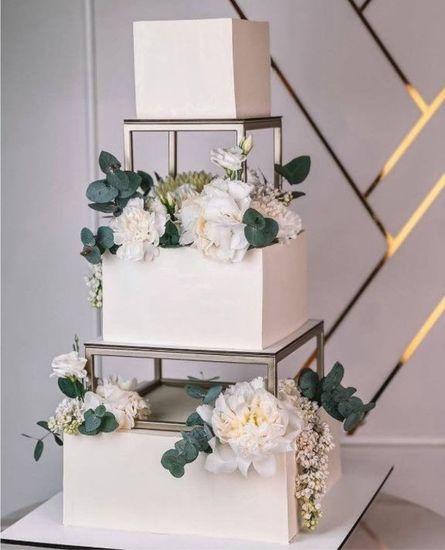 Свадебный торт с квадратными ярусами и цветами