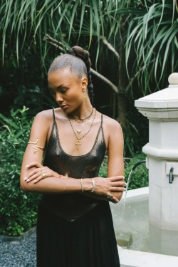 Черное платье-русалка с эффектом мерцания