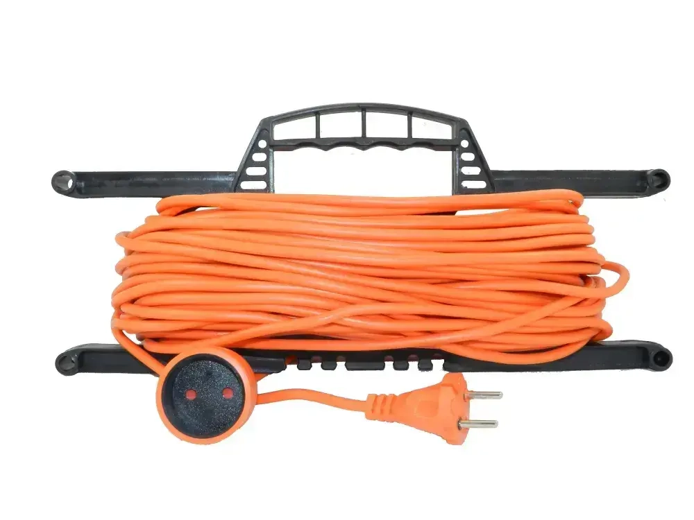 Удлинитель на рамке уличный силовой садовый ПВС 2х0.75 мм 50 метров, влагозащитный литой штепсель для газонокосилки и триммера. Строительный удлинитель 50 метров, 1 гнездо оранжевый
