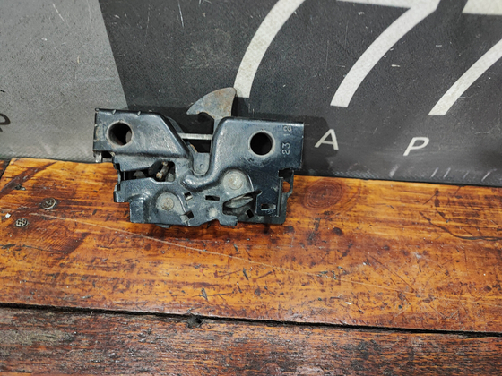 Замок капота Volkswagen Jetta 6 10-18 Б/У Оригинал 5C7823509A