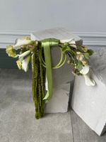 Свадебный букет из белых калл, хелеборуса, лизиантуса и зеленого амаранта