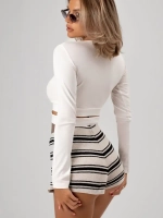 Белый лонгслив укороченный облегающий с длинным рукавом