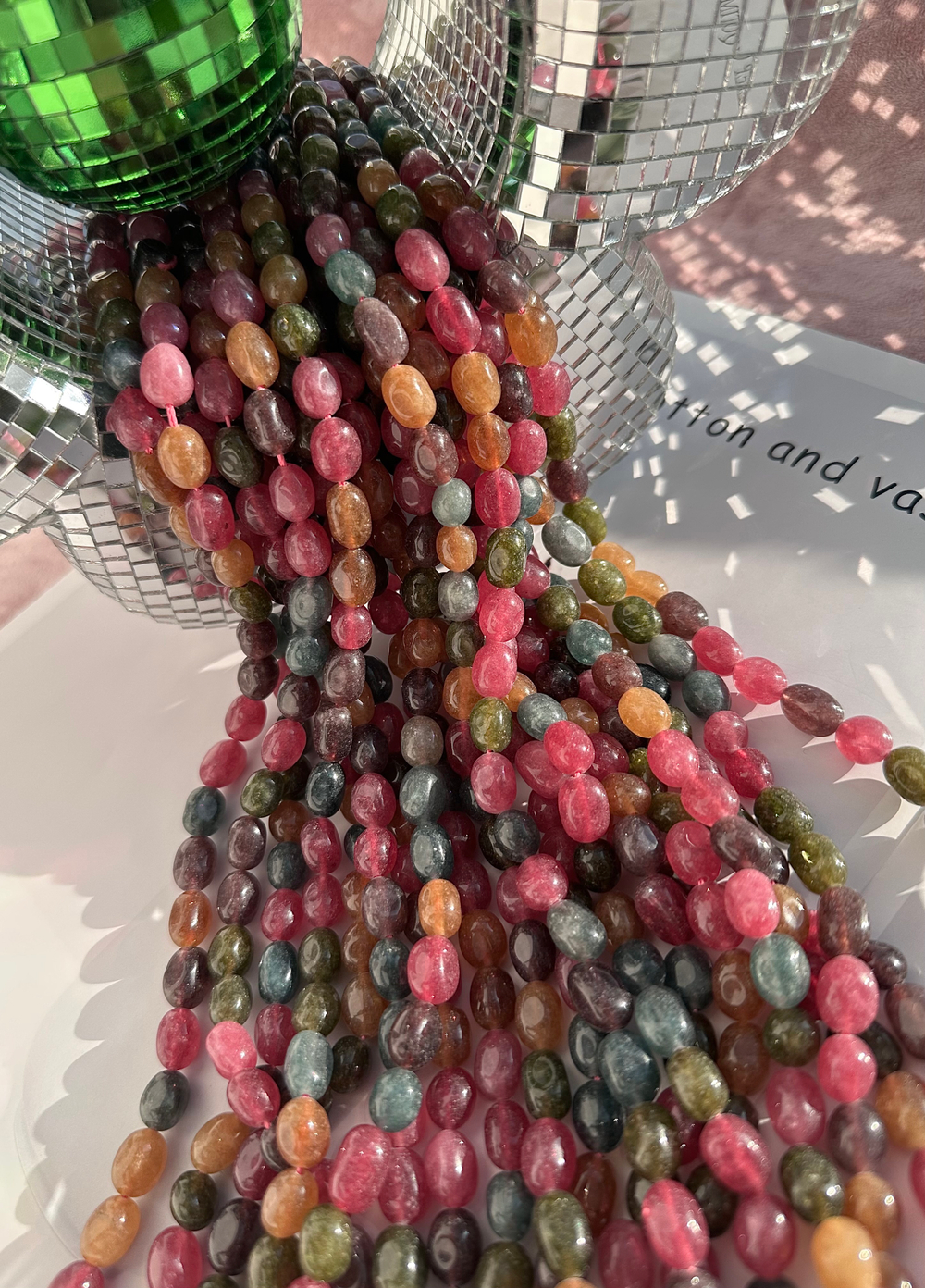 Нить бусин из тонированного кварца 8-9мм (галтовка)