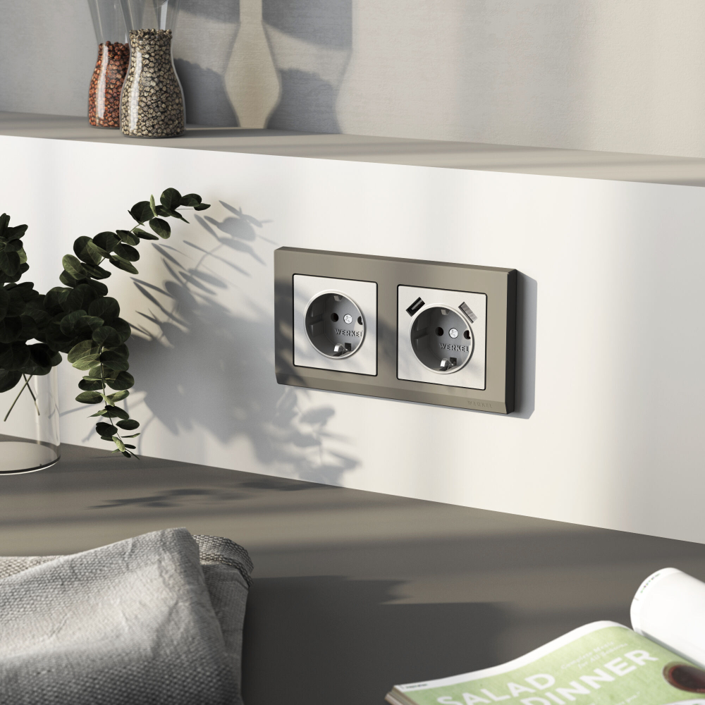 Розетка с заземлением и шторками (серебряный матовый)