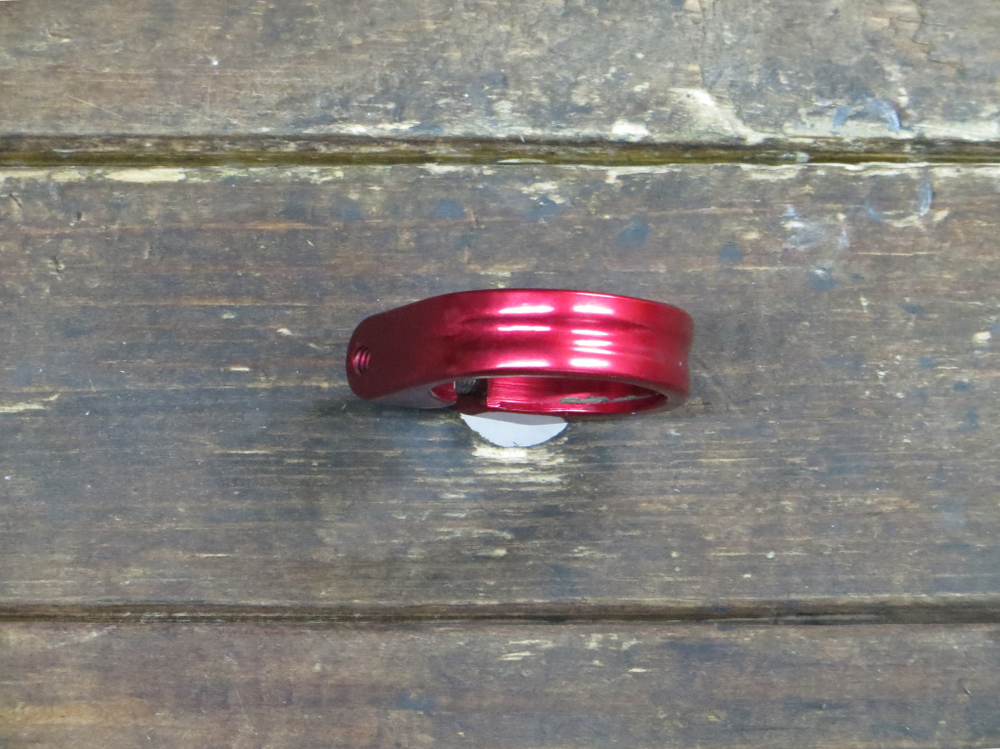 Зажим красный 34