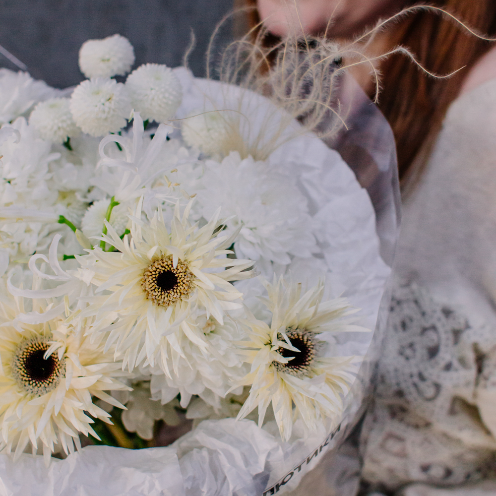 113. Кружевной белоснежный букет с выразительным акцентом