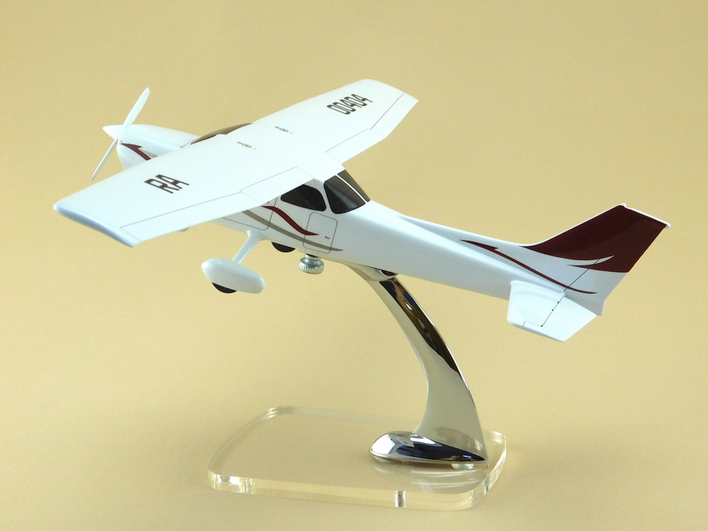Модель самолета Cessna 172S (М1:32)