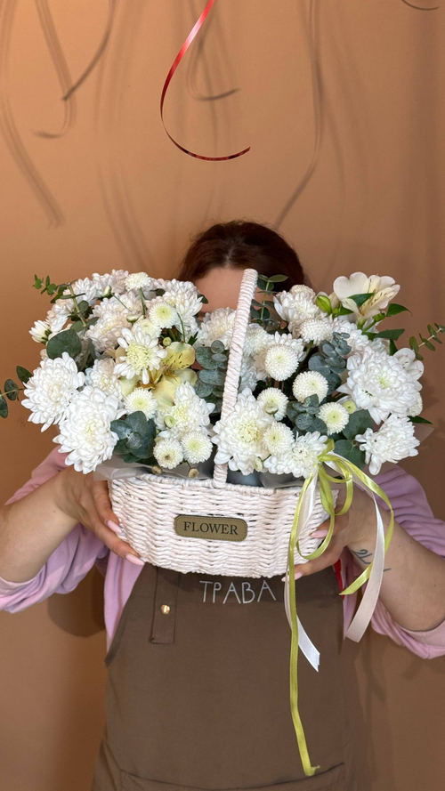 Корзина с цветами "Любимка", хризантема, дубки, альстрамерия, эвкалипт