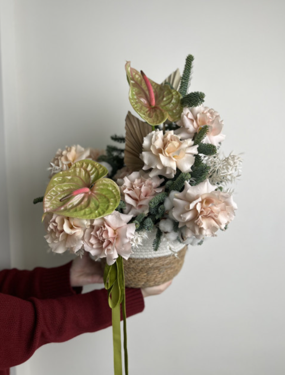 Авторская зимняя корзина с антуриумом