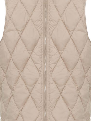 Бежевый утепленный жилет с капюшоном