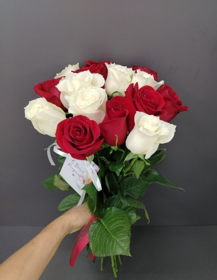 15 роз микс красных и белых