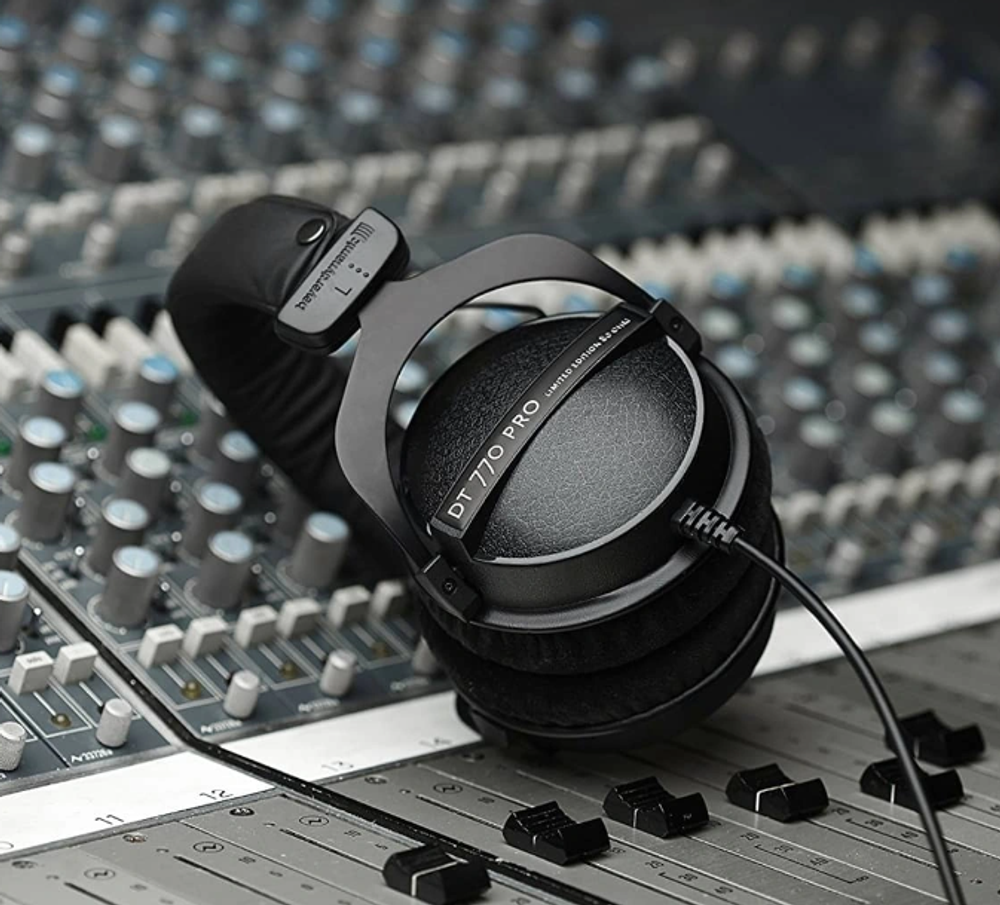 Наушники Beyerdynamic DT 770 Pro (80 Ohm) Black Edition