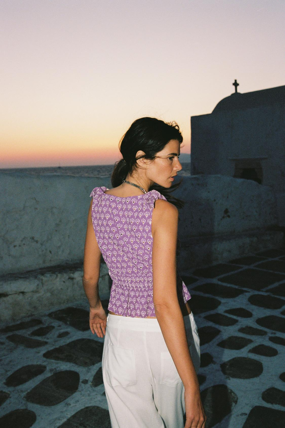 ZARA ТОП С ЗАВЯЗКАМИ И ПЕРФОРИРОВАННОЙ ВЫШИВКОЙ, ЛИЛОВЫЙ/БЕЛЫЙ