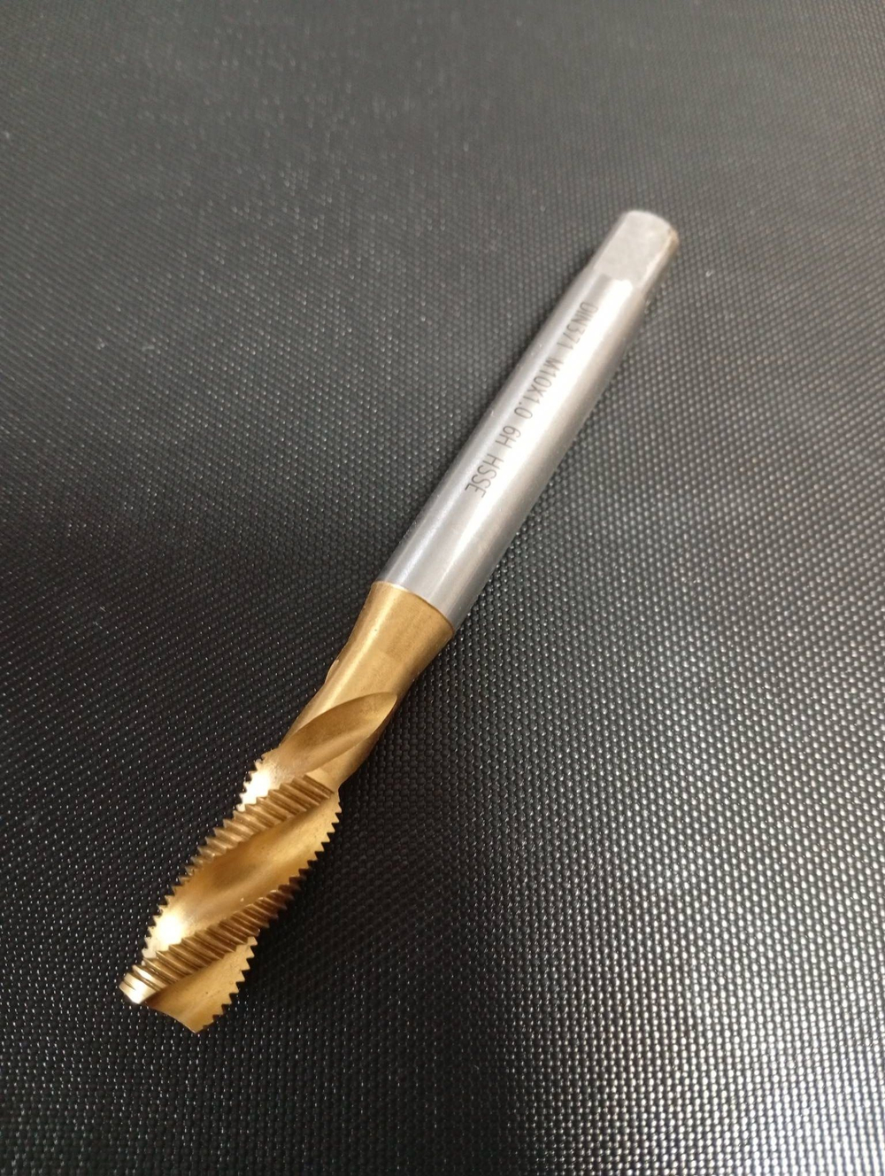 Метчик машинно-ручной М10х1.0 DIN 374 HSSE для глухих отверстий с винтовой канавкой с покрытием TiN