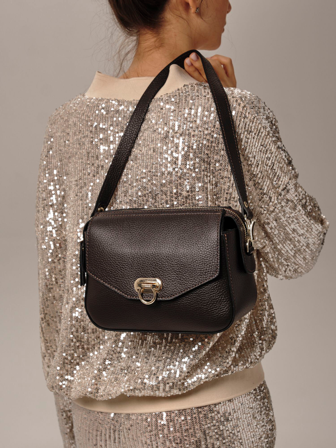 Сумка кожаная через плечо темно-коричневая