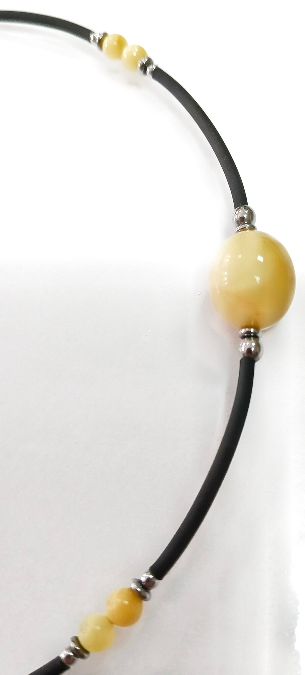 Чокер с янтарем из каучука