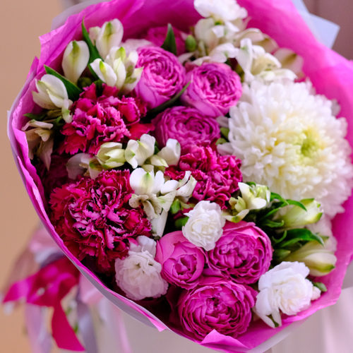 Купить Яркий букет с королевской хризантемой #82